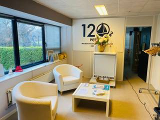 Fantastisch bereikbaar kantoor van 300 m² te huur op amper 250 m van de A12 afrit 2 Strombeek-Bever-Centrum, vlak bij het knooppunt A12/R0...