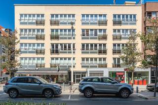 Ruim appartement te koop met twee slaapkamers op de tweede verdieping van de residentie Cape Coral, Franslaan 17. Het appartement beschikt over een lichtrijke woonkamer met een mooie gevelbreedte. Dit appartement ligt op wandelafstand van de Zeedijk, openbaar vervoer en de winkelstraat. Gemeenschappelijke fietsenberging in het gebouw. <br /><br />Indeling:<br />- ruime inkomhal (8m²)<br />- lichtrijke woonkamer (30m²)<br />- keuken (4m²) voorzien van vaatwas, inductie kookplaat, oven koelkast en diepvries<br />- slaapkamer 1 (11m²)<br />- slaapkamer 2 (11m²)<br />- badkamer (4m²) met ligbad en lavabo<br />- apart toilet<br />- berging<br /><br />Troeven:<br />- gunstig EPC<br />- uiterst centraal gelegen<br />- zuid-gericht<br />- mooie gevelbreedte<br />- op wandelafstand van de Zeedijk en de winkelstraat<br /><br />Bent u op zoek naar een ruim en lichtrijk appartement op een toplocatie in Nieuwpoort-Bad? Aarzel dan niet om ons te contacteren voor meer informatie of een bezoek!<br /><br />Bestuursmaatregelen in het maatregelenregister: nee