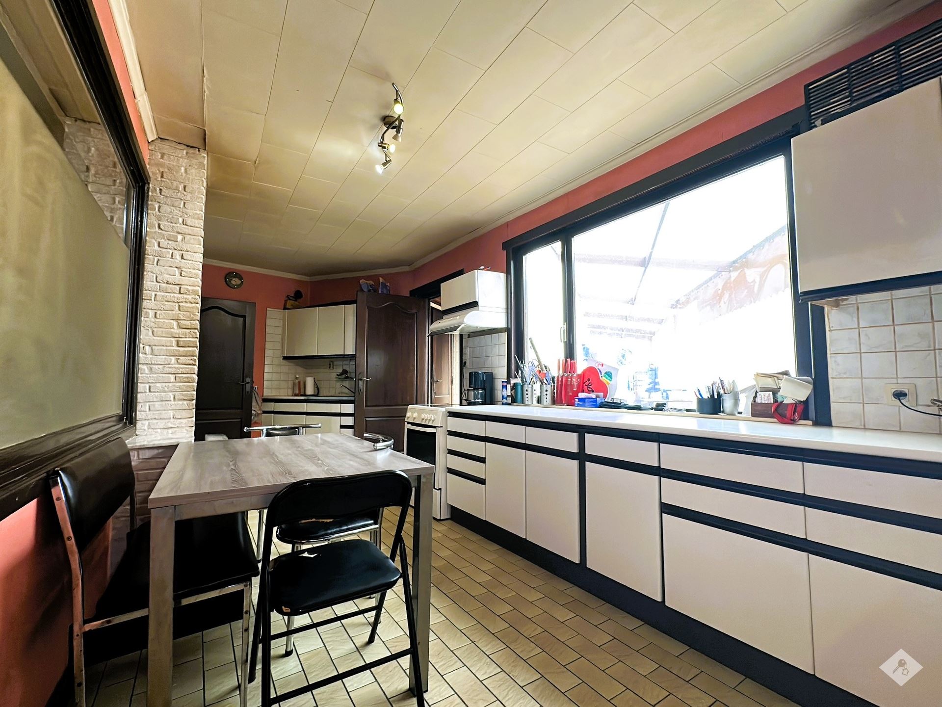 Ruime woning met drie slaapkamers, garage en grote tuin - foto 4