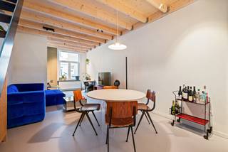 Cette charmante maison de ville, située dans une rue calme à proximité d'un parc de jeux, a été récemment rénovée et offre une expérience de...