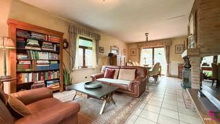 <p>In het rustige en groene Houthalen, gelegen in het charmante Het Steegje, vinde we deze zeer nette en instapklare vrijstaande woning. Met een bewoonbare oppervlakte van 158 m² en gelegen op een ruim perceel van 871 m², is dit een ideale gezinswoning voor wie op zoek is naar ruimte, rust en comfort.<br /><br /></p>
<p>Bij het betreden van de woning word je meteen verwelkomd door een warme, landelijke sfeer die zich doorheen het hele huis doortrekt. De gezellige living, met z’n knusse houthaard, nodigt uit tot ontspannen avonden bij het vuur. Aansluitend bevindt zich de eetruimte, die vlot in verbinding staat met de volledig geïnstalleerde keuken – voorzien van alle hedendaags comfort en afgewerkt in een stijl die perfect aansluit bij de landelijke charme van de woning.<br /><br /></p>
<p>De badkamer is ruim en praktisch ingericht, met een ligbad en dubbele lavabo. Er zijn twee toiletten aanwezig in de woning: eentje op het gelijkvloers en een tweede op de bovenverdieping – handig en functioneel.<br /><br /></p>
<p>Op de bovenverdieping bevinden zich drie volwaardige slaapkamers, elk met voldoende lichtinval en ruimte. Daarnaast is er ook een zolder, ideaal als extra bergruimte of eventueel verder in te richten. De ramen en deuren zijn in hout, wat bijdraagt aan de warme uitstraling van het pand. Het zadeldak is in goede staat.<br /><br /></p>
<p>De woning beschikt over een inpandige garage, wat zorgt voor extra comfort en veiligheid. Daarnaast is er ook een kelder, perfect voor wie extra opslagruimte nodig heeft.<br /><br /></p>
<p>Buiten geniet je van een grote, volledig omheinde tuin – een waar paradijs voor kinderen, huisdieren of voor wie houdt van tuinieren. Het terras biedt een heerlijke plek om te ontspannen of om gezellig te tafelen tijdens de zomermaanden.<br /><br /></p>
<p>De woning is gelegen in een rustige, kindvriendelijke buurt, omgeven door groen en toch vlot bereikbaar. Dankzij de gasverwarming en de degelijke bouw is het huis energiezuinig en comfortabel in alle seizoenen.<br /><br /></p>
<p>Pluspunten van deze woning:<br /><br /></p>
<ul>
<li>
<p>Instapklaar en zeer goed onderhouden</p>
</li>
<li>
<p>Warme, landelijke inrichting met gezellige houthaard</p>
</li>
<li>
<p>Volledig omheind perceel van 871 m²</p>
</li>
<li>
<p>3 slaapkamers + zolder en kelder</p>
</li>
<li>
<p>Inpandige garage</p>
</li>
<li>
<p>Grote tuin en ruim terras</p>
</li>
<li>
<p>Rustige ligging<br /><br /></p>
</li>
</ul>
<p>Kortom: een ideale woning voor wie op zoek is naar ruimte, comfort en gezelligheid in een rustige omgeving. Mis deze kans niet en kom de charme van deze woning zelf ontdekken.</p>