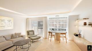 <p>Op een toplocatie vlak bij zee bevindt zich dit volledig gerenoveerde appartement in Residentie Ivoire, een kleinschalige en verzorgde residentie.</p>
<p>Het appartement werd volledig vernieuwd met kwalitatieve materialen en met aandacht voor comfort en functionaliteit. De lichtrijke leefruimte biedt een aangenaam zijdelings zeezicht en geeft toegang tot een terras aan de voorzijde.</p>
<p>Indeling: inkomhal met vestiaire en gastentoilet, ruime leefruimte met open, volledig uitgeruste keuken en een gezellige zithoek aan het raam. Aansluitend bevindt zich het terras aan de leefruimte.</p>
<p>Aan de achterzijde bevindt zich de master bedroom met ingemaakte kasten en een eigen douchekamer. Daarnaast is er een tweede ruime slaapkamer, eveneens voorzien van ingemaakte kasten. Beide slaapkamers geven uit op het terras achteraan. Verder is er een derde slaapkamer met ingemaakt stapelbed en een aparte badkamer.</p>
<p>In de residentie is bovendien een ruime privatieve kelder aanwezig.</p>