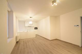 - Duplex-appartement (lift aanwezig)<br />- Ideale ligging: Smissestraat 4 in Klerken<br />- Inkomhal met lift, apart toilet en berging<br />- Woonkamer met open keuken<br />- 3 slaapkamers<br />- Badkamer met inloopdouche en wastafel<br />- Privé-staanplaats <br />- Tof terras op het gelijkvloers<br />- Uitstekend EPC: 134 kWh/m²/jaar, label B, UC: 2508712<br />- Huurprijs € 700/maand, geen syndicuskosten <br />- Beschikbaar vanaf september