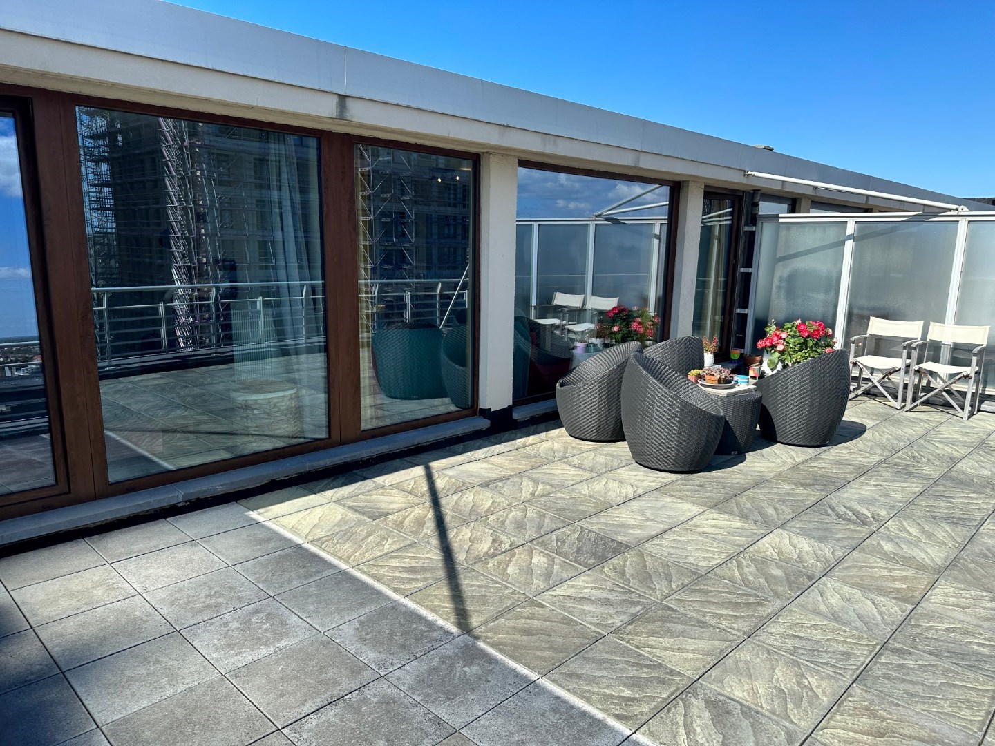 Volledig gerenoveerde penthouse met enorm groot zonneterras in gekende  residentie  aan de Zeedijk/Strandplein zonnezijde - foto 5