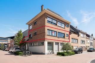 <p>Te koop: ruim appartement in Oostende, gelegen in een groene en residentiële omgeving nabij openbaar vervoer, scholen en het station.</p>
<p>Dit appartement combineert een praktische indeling met comfortabele leefruimtes en een uitzonderlijk ruim terras van 62 m². De lichtrijke living sluit mooi aan op de volledig ingebouwde keuken, uitgerust met kwalitatieve toestellen voor wie graag kookt en geniet. Met twee slaapkamers en een extra ruimte biedt dit appartement voldoende ruimte voor gezinnen, koppels of wie extra hobby- of bureauruimte zoekt. Dankzij de vlotte bereikbaarheid, nabijheid van het park, ziekenhuis en belangrijke invalswegen woon je hier op een centrale maar rustige locatie in Oostende. Een interessante opportuniteit voor wie een appartement wil kopen met veel buitenruimte en een aangename woonomgeving.</p>
<p>• Lichtrijke living met aangename leefruimte<br />• Volledig ingebouwde keuken<br />• 2 volwaardige slaapkamers en een extra kamer die als dressing of bureau kan dienen<br />• Badkamer met douche, toilet en wastafel in meubel<br />• Groot terras van 62 m²</p>
<p>• Groen en residentieel gelegen in Oostende<br />• Zeer ruim terras met tal van mogelijkheden<br />• Centrale ligging nabij station, openbaar vervoer, scholen en ziekenhuis</p>
<p>Neem vandaag nog contact op met je ERA-makelaar voor een bezoek.</p>