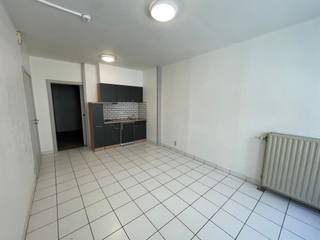 <p><span>Centrally located studio with utilities included.  Living room with open, fully equipped kitchen, bedroom, bathroom.  EPC 176 kWh/m².  Common area fees: 25 euros/month.  Available immediately.   For more information or to schedule a viewing, call 056.21.58.00 or visit www.immo-lvb.be to book an appointment online.</span></p>