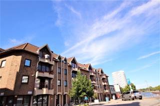 Gezellig appartement aan de Leieboorden met prachtig uitzicht op de Leie en op een boogscheut van het centrum zoekt nieuwe bewoners. Het...