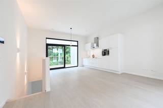 Deze mooie stadswoning/ duplex appartement met 2 ruime terrassen is gelegen in residentie Zurenborg Poort aan de Plantin & Moretuslei, een Art Deco stadsproject in hartje Zurenborg. De buurt kenmerkt zich door zijn sierlijke herenhuizen in Art-nouveaustijl, de Sint Norbertuskerk en de populaire Dageraadplaats met zijn gezellige restaurantjes. Het project is eveneens zeer centraal gelegen, op wandelafstand van openbaar vervoer en winkels en in de nabijheid van de uitvalswegen naar Brussel en Nederland. Het duplex appartement heeft een eigen inkom en geeft je daarom meer het gevoel van een stadswoning. Op de gelijkvloerse verdieping vinden we een ruime inkomhal met trap naar de 1ste verdieping, een grote berging met voorziening voor wasmachine en droogkast, een apart toilet, een badkamer met inloopdouche en 2 slaapkamers welke beide toegang geven tot het ruime terras met zicht op de mooie groene gemeenschappelijke tuin. Op de 1ste verdieping vinden we een ruime woonkamer met open keuken en een 2de groot terras. De grote schuiframen en hoge plafonds in heel de woning geven een bijzonder ruim en licht gevoel. Gemeenschappelijke kosten: €100/maand inclusief verwarming en warm water. Niet-gemeubeld Beschikbaar vanaf 01/12/2026Telefonisch worden er geen afspraken ingepland. Gelieve te reageren via het contactformulier.
