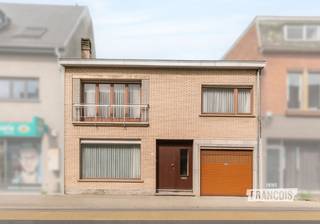IMMO FRANCOIS MEETJESLAND PRESENTEERT SCHOOLSTRAAT 10A!<br /><br />WIJ VERWIJZEN U VOOR ALLE INFO & DOCUMENTEN GRAAG DOOR NAAR ONZE WEBSITE: IMMOFRANCOIS.BE.<br /><br />WENST U EEN GRATIS EN VRIJBLIJVENDE VERKOOPSANALYSE MET WAARDEBEPALING VAN UW EIGENDOM? DARIO KOMT GRAAG BIJ U LANGS!<br /><br />Deze ruime woning is centraal gelegen in het charmante Assenede, op korte afstand van winkels, scholen, openbaar vervoer en andere dagelijkse voorzieningen. Ook op vlak van bereikbaarheid geniet u hier van een gunstige ligging, met de E34 richting de Kust, Brugge en Antwerpen in de nabijheid en een vlotte aansluiting op de R4 richting Gent.<br /><br />Bij het betreden van de woning komt u terecht in de aangename en lichtrijke leefruimte, die aansluit op de ruime keuken met eetplaats. Het gelijkvloers beschikt daarnaast over een extra kamer die flexibel kan worden ingericht als thuisbureau, hobbyruimte of bijkomende slaapkamer. Op de eerste verdieping bevinden zich drie volwaardige slaapkamers en een badkamer. Met een bewoonbare oppervlakte van maar liefst 228 m² biedt deze woning bijzonder veel ruimte en tal van mogelijkheden voor wie op zoek is naar een gezinswoning die naar eigen smaak verder kan worden gerenoveerd.<br /><br />Ook buiten beschikt de woning over de nodige troeven. De gezellige tuin met terras vormt een aangename plek om in alle rust van het buitenleven te genieten. Tot slot is er een praktische inpandige garage met elektrische poort, die het geheel compleet maakt.<br /><br />Bent u op zoek naar ruime gezinswoning met renovatiepotentieel in het centrum van Assenede? Aarzel dan niet om contact op te nemen met Dario Van Kerckvoorde van Immo Francois Meetjesland voor meer informatie of een bezoek ter plaatse.<br /><br />GRAAG ALS EERSTE OP DE HOOGTE VAN ONS AANBOD? 1) BEZORG ONS UW ZOEKVOORKEUREN EN WE HOUDEN CONTACT, 2) VOLG @IMMOFRANCOISMEETJESLAND VIA INSTAGRAM<br /><br />