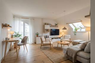 This apartment is located on the third floor.Layout: entrance hall,