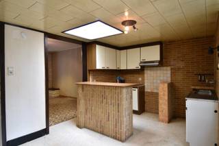 In de Graaf van Vlaanderenstraat te Menen bevindt zich deze karaktervolle woning met veel potentieel. Gelegen in een rustige buurt, maar toch op wandelafstand van winkels, scholen, openbaar vervoer en het stadscentrum. De centrale ligging zorgt voor een vlotte verbinding met omliggende gemeenten en de autosnelweg.<br /><br />Indeling als volgt:<br />Bij het betreden van de woning komt u terecht in een inkomhal die toegang geeft tot een gezellige leefruimte, voorzien van een gaskachel. Aansluitend bevindt zich het keukengedeelte met ontbijthoek.<br />De badkamer is praktisch ingericht met lavabo, douchecel en toilet.<br /><br />De onderhoudsvriendelijke tuin is Oost gericht, wat zorgt voor ochtend- en middagzon. Ideaal om buiten te genieten. Achteraan bevindt zich ook een praktisch berghok.<br /><br />Op de eerste verdieping zijn er 2 volwaardige slaapkamers. De bovenste verdieping, bereikbaar via een vaste trap, biedt een ruime masterbedroom van maar liefst 31 m²!<br /><br />De woning is "op te knappen", maar biedt sterke troeven. Een stevige basis dus om verder op te bouwen naar uw smaak en noden.<br /><br />Gratis parkeren in de straat.<br /><br />Onze ref. DEV4665