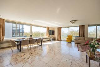 <p>Op een absolute toplocatie aan de gegeerde Quinten Matsijslei vinden we dit uitzonderlijk ruim appartement met 3 slaapkamers. Wie hier woont, geniet dagelijks van een prachtig, rustgevend zicht over het Stadspark, een groene long in het hart van de stad. Dankzij de unieke ligging op een hoek beschikt de riante leefruimte op een stijlvolle tegelvloer over een zee aan natuurlijk licht. De grote raampartijen (met zonnescreens) aan beide zijden halen het buitenleven als het ware naar binnen en versterken het gevoel van ruimte.</p><p>Bij het betreden van het appartement passeren we de degelijke veiligheidsdeur, waarna de inkomhal toegang biedt tot een praktisch gastentoilet. De keuken is volledig ingericht, voorzien van kwalitatieve toestellen en biedt het comfort van koken op gas. Een absolute troef is de aanwezigheid van airconditioning in zowel de leefruimte als in de grootste slaapkamer, wat ook tijdens warme zomerdagen een optimaal binnenklimaat garandeert.</p><p>Via de nachthal, die is afgewerkt met een prachtige, warme parketvloer, bereiken we de drie ruime slaapkamers. De oppervlaktes zijn royaal te noemen: 14 m², 18 m² en een indrukwekkende master bedroom van 24 m². Deze laatste is bovendien eenvoudig opdeelbaar, mocht er nood zijn aan een extra kamer of een apart bureau. Achteraan bevindt zich een terras dat momenteel is dichtgemaakt met ramen, waardoor het het hele jaar door als extra wintertuin of hobbyruimte kan dienen.</p><p>Het appartement beschikt over twee badkamers. De eerste is uitgerust met een moderne inloopdouche. De tweede badkamer is een toonbeeld van luxe, voorzien van een tweede toilet, een elegant lavabomeubel en een zeer ruime inloopdouche met Italiaans design.</p><p>Tot slot beschikt dit eigendom over een dubbele parkeerplaats (cascade) in de kelderverdieping, die bij aan te kopen is voor € 25.000. Een zeldzame luxe op deze centrale locatie. Kortom: een instapklaar geheel dat ruimte, licht en comfort combineert op een van de mooiste locaties van Antwerpen.</p>