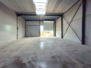 Op het gloednieuwe bedrijvenpark THEA in de Careelstraat in Tielt vindt u deze ruime KMO-unit van 216 m² terug. Dankzij de centrale ligging is dit een uiterst interessante uitvalsbasis voor uw activiteiten. Het park is zeer vlot bereikbaar vanaf het centrum en ligt vlakbij belangrijke invalswegen zoals de E40 en N37.<br /><br />De unit is opgebouwd uit een staalstructuur, geïsoleerde betonpanelen en beschikt over een lichtstraat met automatisch rookluik. De vrije hoogte bedraagt 6 meter en de unit heeft een automatische sectionale poort van 4 m breed x 4,5 m hoog. Stopcontacten van 220V en 380V zijn reeds aanwezig.<br /><br />Er worden sanitaire voorzieningen voorzien, en in overleg met de eigenaar kunnen de mogelijkheden voor het plaatsen van een laadpaal bekeken worden. De elektriciteitsvoorzieningen zijn hiervoor reeds aanwezig. Aan de staalconstructie zijn extra consoles voorzien, waardoor het mogelijk is om in de toekomst een extra verdieping te realiseren.<br /><br />Voor de unit zijn twee privatieve parkeerplaatsen voorzien. De oplevering is gepland vanaf 1/11/2025, of eerder indien de unit vroeger wordt afgewerkt.<br /><br />Deze unit is geschikt voor opslag én productie/werkplaats.<br /><br />Huurprijs: 1.100 euro/maand excl. BTW + provisie syndic: 75 euro/maand<br /><br />PLUSPUNTEN:<br />* NIEUWBOUW<br />* RUIM<br />* LIGGING<br />* PRIVATIEVE PARKEERPLAATS VOORZIEN <br />* MOGELIJKHEID TOT EXTRA VERDIEPING