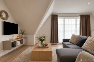 <p>Dit <strong>duplex appartement</strong> is<strong> prachtig en smaakvol ingericht</strong>, met zowel in de woonkamer als in de slaapkamers <strong>ingemaakte kasten, geschilderd in aangename kleuren,..</strong><br /> </p>
<p>Het appartement is gelegen in het <strong>centrum van Ingooigem (deelgemeente van Anzegem), op wandelafstand van beenhouwer, bakker, school,... en met vlotte verbinding naar E17 in Deerlijk. </strong></p>
<p>De duplex bestaat uit de volgende ruimtes :<strong> apart toilet, lichtrijke woon-en eetkamer met toegang tot het terras, mooie ingerichte keuken met alle gewenste comfort</strong>. Naast de keuken is een <strong>aparte wasplaats </strong>met <strong>waterverzachter </strong>en <strong>bergruimte</strong>. Er is een <strong>ruime slaapkamer met dressing met ingemaakte kasten, een bureaugedeelte en een eigen badkamer met douche. </strong>Via de trap kan je naar de<strong> tweede ruime slaapkamer</strong> die bestaat uit een gedeelte om het bed te plaatsen, een gedeelte voor het bureel, <strong>ingemaakte kasten </strong>en een <strong>eigen sanitair gedeelte met ligbad en lavabomeubel.</strong> Er is ook nog <strong>bergruimte </strong>voorzien.</p>
<p>Bergruimte voor fietsen en de auto is er in de <strong>ruime afgesloten garagebox</strong> achteraan het gebouw.</p>
<p><br /><strong>Prijs garagebox 17.500 €</strong></p>
<br />Voor meer info, contacteer Martijn:
<h3>martijn@maesconceptimmo.be</h3>
<ul>
<li>
<h3>0470/62.95.68</h3>
</li>
</ul>