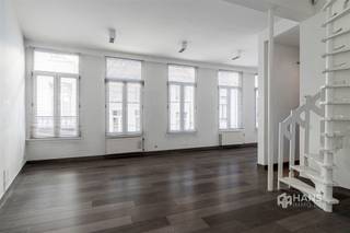 <p><span>Wonen in hartje Antwerpen, met de stad letterlijk aan je voeten. In de Wiegstraat verblijf je op een uiterst centrale locatie in het historische stadscentrum, met winkels, horeca, cultuur en openbaar vervoer allemaal binnen handbereik. De Meir, Groenplaats, Grote Markt en het historisch centrum bevinden zich allemaal op wandelafstand. Een uiterst centrale ligging voor wie volop van de stad wil genieten.</span></p><p><span>Het appartement bevindt zich op de eerste verdieping van een kleinschalig gebouw en is ingedeeld als duplex. Het beschikt over PVC-ramen met dubbele beglazing, een gunstige EPC-score B (182) en alle nutsvoorzieningen zijn individueel.</span></p><p><span>De absolute blikvanger is de bijzonder ruime en lichtrijke leefruimte met open keuken, goed voor maar liefst 40 m². De hoge raampartijen over vrijwel de volledige lengte zorgen voor een aangename hoeveelheid daglicht. De keuken is ingericht met onder meer een gasvuur, dampkap, oven, microgolfoven, vaatwasser en spoelbak. Verder vind je op deze verdieping een badkamer van 4 m² met inloopdouche en lavabomeubel, een apart toilet en een praktische berging/wasplaats van 4 m².</span></p><p><span>Via de wenteltrap bereik je de bovenverdieping met een ruime slaapkamer van 13 m². Zo worden woon- en slaapgedeelte op een aangename manier van elkaar gescheiden.</span></p><p><span>Een lichtrijke duplex, een ruime leefruimte én Antwerpen aan je voeten? Kom hem zelf ontdekken!</span></p><p><span>Bewoonbare opp. 82 m² ref.: bruto vloeropp. EPC. Voor meer info of een gratis schatting surf naar </span><span><span>www.hansimmo.be</span></span></p><p><span> </span></p>