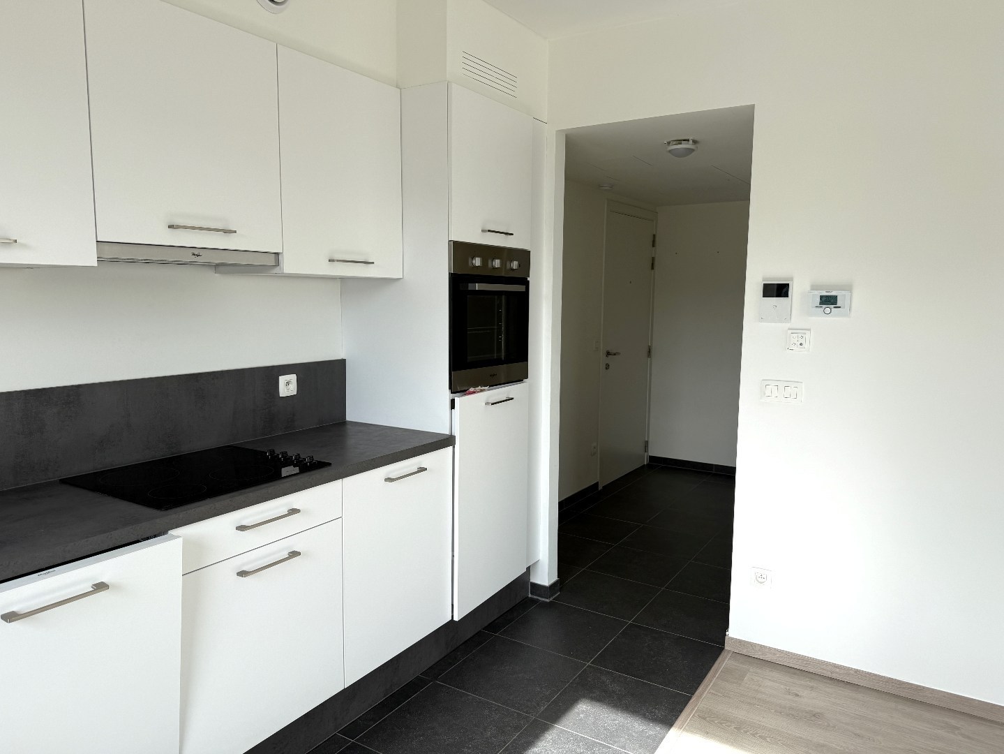 Appartement moderne avec une grande terrasse, situé dans un quartier calme en périphérie de Tongres. - photo 5