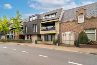 Op zoek naar een comfortabel en praktisch appartement in het centrum van Aartrijke? Dit aangename appartement, gelegen in de Eernegemsestraat 16 bus 103, combineert een functionele indeling met aangename leefruimtes en een gezellig terras van 10 m².<br /><br />Het appartement beschikt over twee slaapkamers, waarvan één voorzien is van een eigen ensuite badkamer. Daarnaast is er nog een tweede badkamer, wat zorgt voor extra comfort en privacy.<br /><br />De gesloten keuken is uitgerust met de gangbare toestellen en sluit rechtstreeks aan op de leef- en eetruimte. Hierdoor vormt het geheel een aangename en praktische leefomgeving, ideaal voor zowel dagelijks wonen als het ontvangen van familie en vrienden.<br /><br />Een absolute troef is het ruime terras van 10 m². Hier kan je in alle rust genieten van een koffie, een aperitief of een gezellige avond buiten. Ook de bijhorende ondergrondse garagebox en de bovengrondse staanplaats zijn grote pluspunten aan dit appartement. <br /><br />Een ideaal appartement voor wie op zoek is naar comfort, openheid en een buitenterras, zowel als eigen woonst als interessante investering.<br /><br />Interesse? Contacteer ons voor meer informatie of plan vandaag nog uw bezoek.