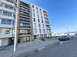 Appartement bien entretenu à louer avec deux chambres, salles de bains et salon avec vue sur la mer situé sur Zouavenplein et à proximité de la rue commerçante de Koksijde.<br /><br />MISE EN PAGE :<br />> Quatrième étage :<br />- Hall d'entrée avec toilettes invités ;<br />- Salon spacieux avec cuisine ouverte et vue sur la mer ;<br />- Cuisine équipée de tous les appareils nécessaires ;<br />- Local de rangement avec raccordement pour machine à laver ;<br />- Chambre 1 ;<br />- Chambre 2 ; <br />- Salle de bain avec douche et lavabo<br /><br />> Sous-sol :<br />- Rangement au sous-sol.<br /><br />AVANTAGES :<br />- Emplacement idéal ;<br />- Près de la mer et de la rue commerçante de Koksijde ;<br />- Deux chambres complètes ;<br /><br /><br />Coûts communs : + €50, -/mois <br />Disponible immédiatement<br /><br />Êtes-vous intéressé par cette propriété à louer à Koksijde ? Rendez-vous sur le site www.dewaele.com, cliquez sur le bien que vous souhaitez louer. À l'aide du bouton rouge « demandez votre visite », nous vous demandons de remplir brièvement un profil. Ensuite, nous vous contacterons pour une visite. Les rendez-vous ne peuvent pas être pris par téléphone.<br />