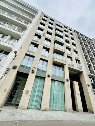 Bent u op zoek naar een zorgeloze investering in een studentenflat op een absolute topligging in Antwerpen? Lees dan zeker verder!Deze studentenkamer is gelegen in het gekende Campus Opera, op de Frankrijklei 41-43 in 2000 Antwerpen, pal in het centrum van de stad. Dankzij deze centrale ligging is de campus uiterst geliefd en geniet je van een vlotte bereikbaarheid en alle voorzieningen op wandelafstand.De kamer bevindt zich op de vierde verdieping, achteraan rechts in het gebouw (kamer 4-10). Het betreft een studeer- en slaapvertrek, uitgerust met bed, bureau, gordijnen en koelkast. Daarnaast beschikt de kamer over een eigen badkamer met lavabo, douche en toilet, wat zorgt voor extra comfort en privacy.Bij deze kamer hoort tevens het exclusief genot en gebruik van de fietsenberging, namelijk plaats 54 (boven).Verder geniet de student van gemeenschappelijk gebruik van:•meerdere keukens•een studeerruimte•een tuin•een kitchenette met microgolfovens per verdiepingHet gebouw wordt beheerd door een syndicus en een grote troef van deze investering is de gegarandeerde opbrengst tot en met 2032. Interesse in deze interessante studenteninvestering op toplocatie? Neem gerust contact met ons op voor meer informatie.