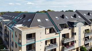 *** Bekijkt U dit appartement via een aanverwante website? Surf dan naar … en klik op volgende link voor het INTERACTIEF GRONDPLAN: https://grondplan.matisimmo.be/grondplan/?map=LanakenBroekstraat46B4 ***<br /><br />Op slechts 5 minuten wandelen van het centrum van Lanaken is dit uitzonderlijk ruim appartement gelegen. Omgeven door allerlei faciliteiten op wandelafstand en dichtbij domein Pietersheim (minder dan 10 minuten rijden) voor fijne fiets- en wandelroutes, een speeltuin en de kinderboerderij. Dankzij de nabijgelegen gewestwegen geniet men van een uitstekende bereikbaarheid richting Maastricht, Genk, Hasselt en Maasmechelen. Bovendien bevindt het gezellige centrum van Maastricht zich op slechts 15 minuten rijden.<br /><br />Het appartement is gelegen op de 3<sup>de</sup> & 4<sup>de</sup> verdieping en is bereikbaar met zowel de lift als via de trappenhal.<br /><br />Bij het betreden van het appartement komen we terecht in de inkomhal die voorzien is van een apart toilet. Verder geeft de inkomhal toegang tot het ruime woongedeelte en 2 slaapkamers. Één van de slaapkamers is voorzien van een leidingkoker waardoor men in deze kamer ook een badkamer kan inrichten. Dit maakt het aangenaam en praktisch wonen doordat men op 1 verdieping gebruik kan maken van alle faciliteiten.<br />Het woongedeelte is ingedeeld met een opmerkelijk ruime woonkamer en open keuken. De keuken is volledig ingericht en voorzien van een eiland en een kastenwand met veel kastruimte. Dankzij de grote raampartijen geniet men van optimaal daglicht en heeft men zicht op het aanpalend terras dat toegankelijk is vanuit de keuken en woonkamer.<br />Tevens is er nog een praktische berging voorzien vlak aan de keuken.<br /><br />Via de trap in de woonkamer bereikt men de bovengelegen verdieping waar nog 3 slaapkamers ingericht zijn. Daarbuiten treft men op deze verdieping 2 ingerichte badkamers waarvan één voorzien met een hoekbad, douche en wandmeubel met dubbele lavabo en de andere voorzien van een douche, wandmeubel met lavabo en een aansluiting voor het wasmachine.<br />Verder geeft de nachthal nog toegang tot het apart toilet en een gezellig, ingesloten terras dat grotendeels overdekt is.<br /><br />Gezien het aantal slaapkamers kan het appartement de ideale stek vormen voor grotere gezinnen, ook qua parkeermogelijkheden is hierop afgestemd. Zo is er in de ondergrondse verdieping een dubbele (afgesloten) garage voorzien. Optioneel kan er nog een tweede afgesloten garage aangekocht worden.<br />Tot slot behoren er nog twee praktische kelderbergingen tot het appartement.<br /><br />Het appartement heeft een gunstig EPC label B waardoor er geen renovatieplicht van toepassing is.<br /><br />Wilt u graag de mogelijkheden van dit appartement zelf komen bezichtigen? Neem dan vrijblijvend contact op met ons kantoor via 089/44.00.00 of info@matisimmo.be<br /><br />De vermelde woonoppervlakte is steeds de bruikbare vloeroppervlakte overgenomen uit het EPC-verslag.<br /><br />Bestuursmaatregelen in het maatregelenregister: nee<br />