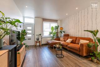 Een fijne woning is een rustige straat op fietsafstand van Gent centrum. <br /><br />De woning werd in 2019 totaal gerenoveerd met een optimale indeling en afwerking. <br />De indeling is als volgt: Op het gelijkvloers vindt u een ruime, lichtrijke leefruimte, een volledig geïnstalleerde keuken met veel kastruimte, zo zijn de wasmachine en droogkast netjes opgeborgen in deze wand. Verder op het gelijkvloers een mooie badkamer en buiten een gezellige ruimte met zon.<br /><br />Boven zijn er twee slaapkamers en een derde, doorloopruimte die nu dienst doet als dressing. De master bedroom is voorzien van airco. In de dressing zijn er warm, koud water en een waterafvoer, hier kan eventueel de wasmachine geplaatst worden. <br /><br />De elektrische installatie is conform, de woning is asbestvrij en voorzien van centrale verwarming op gas. <br /><br />Een woning met een goede indeling, op een fijne plek.<br /><br />Beschikbaar 1 week na akte. <br /><br />Contacteer Top Vastgoed voor een bezoek op 0475 700 700.