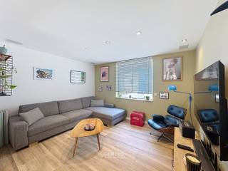 Instapklare gezinswoning met zonnige tuin op topligging in Jabbeke!<br /><br /><span><span><span><span><span><span><span><span><span><span><span><span><span><span>Op zoek naar een comfortabele woning op een centrale, maar rustige ligging? Dan is deze charmante woning</span><span> te Jabbeke</span><span> zeker een bezoek waard!</span></span></span></span></span></span></span></span></span></span></span></span></span></span><br /><span><span><span><span><span><span><span><span><span><span><span><span><span><span>Deze verzorgde woning combineert een </span><span>goede energiescore</span><span> met een praktische indeling en een uitstekende ligging. De woning beschikt over </span><span>2 volwaardige slaapkamers</span><span>, met de mogelijkheid om eenvoudig een </span><span>derde slaapkamer</span><span> te creëren, ideaal voor gezinnen, thuiswerkers of wie extra ruimte wenst.</span></span></span></span></span></span></span></span></span></span></span></span></span></span><br /><span><span><span><span><span><span><span><span><span><span><span><span><span><span>Binnen geniet u van een aangename leefruimte, een functionele keuken en een praktische indeling die tal van mogelijkheden biedt. De </span><span>ruime garage</span><span> zorgt voor voldoende plaats voor uw wagen, fietsen, opslag of hobbyruimte.</span></span></span></span></span></span></span></span></span></span></span></span></span></span><br /><span><span><span><span><span><span><span><span><span><span><span><span><span><span>Buiten is het heerlijk vertoeven in de </span><span>zuidgerichte tuin</span><span>, waar u de hele dag kunt genieten van de zon. Een ideale plek om te ontspannen of gezellig te tafelen met familie en vrienden.</span></span></span></span></span></span></span></span></span></span></span></span></span></span><br /><span><span><span><span><span><span><span><span><span><span><span><span><span><span>De ligging is een absolute troef: op </span><span>wandelafstand</span><span> vindt u scholen, supermarkten, winkels en andere dagelijkse voorzieningen. Bovendien geniet u van een vlotte verbinding naar de belangrijkste invalswegen.<br /><br /><strong>INDELING:</strong><br /><u><em><strong>Gelijkvloers:</strong></em></u><br />Inkomhal - gezellige living met houtpelletkachel - NIEUW geïnstalleerde keuken (O.a. met fornuis, dampkap, ingebouwde microgolfoven, heteluchtoven, frigo, ingebouwde diepvries én vaatwasmachine) - berging - kelder - afzonderlijk gastentoilet (met lavabo) - wasplaats (met voorzieningen voor wasmachine en droger) - ruime garage (met automtatische sectionale poort) - aangelegde en omheinde tuin met ZUIDgericht terras én tuinhuis!<br /><br /><u><em><strong>Eerste verdieping:</strong></em></u><br />Nachthal - 2 RUIME slaapkamers - dressing.<br /><br /><u><em><strong>Tweede verdieping:</strong></em></u><br />Vaste trap naar geïsoleerde ruimte/ 3de slaapkamer kan snel gecreëerd worden.</span></span></span></span></span></span></span></span></span></span></span></span></span></span><br /><br /><u><strong>Opmerkingen:</strong></u><br /><span><span><span><span><span><span><span><span><span><span><span><span><span><span><span>- ENERGIEZUINIGE woning: Energielabel B (102 kWh/m2)!<br />- Domotica aanwezig.<br />- NIEUWE keuken met KWALITATIEVE 'Siemens'-toestellen.</span></span></span></span></span></span></span></span></span></span></span></span></span></span></span><br />- Badkamer gerenoveerd in 2025.<br />- Afgewerkt met kwalitatieve materialen: Tegelparket, nieuwe binnendeuren op gelijkvloers..<br />- NIEUWE lichtkoepel in keuken.<br />- ZONNEPANELEN aanwezig!<br />- VLOERVERWARMING aanwezig.<br />- Airco aanwezig.<br />- <span><span><span><span><span><span><span><span><span><span><span><span><span><span><span>Centrale en kindvriendelijke ligging.</span></span></span></span></span></span></span></span></span></span></span></span></span></span></span><br /><span><span><span><span><span><span><span><span><span><span><span><span><span><span><span>- Op wandelafstand van school, supermarkt en winkels</span></span></span></span></span></span></span></span></span></span></span></span></span></span></span><br /><span><span><span><span><span><span><span><span><span><span><span><span><span><span><span>- Vlotte bereikbaarheid!</span></span></span></span></span></span></span></span></span></span></span></span></span></span></span><br /><br /><span><span><span><span><span><span><span><span><span><span><span><span><span><span>Kortom, een ideale gezinswoning die comfort, energiezuinigheid en een uitstekende ligging perfect combineert. Contacteer ons vandaag nog voor een bezoek en ontdek zelf de troeven van deze woning 050/70.01.02 - info@centro.be.</span></span></span></span></span></span></span></span></span></span></span></span></span></span>