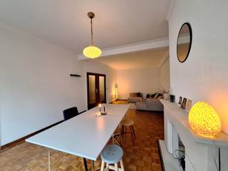 <span><strong>Ruim 3 slaapkamer appartement van ca. 110m² met twee terrassen gelegen te Jan Van Rijswijcklaan in Antwerpen. Zeer centraal gelegen nabij openbaar vervoer, scholen, winkels, supermarkt, Albert- en Harmoniepark, belangrijke in-en uitvalswegen.</strong><strong><br /><br />INDELING;<br /><br /></strong><strong></strong>U betreedt het appartement via de INKOMHAL die U toegang verleent naar de ruime LEEFRUIMTE ca. 8,4m x 4m op parket. Naast de leefruimte bevindt zich de KEUKEN ca. 2,6m x 1,8m die bestaat uit een fornuis met oven en kookplaat, dampkap, twee spoelbakken, opbergkasten, ijskast en diepvries.</span><br /><br /><span>De NACHTHAL geeft U ook toegang tot de eerste DOUCHEKAMER ca. 1,87m x 1,56m, die voorzien is van een lavabo, douche en toilet. Verder in de nachthal is er een ingebouwde kast en apart gastentoilet met lavabo.<br /><br />In de eerste SLAAPKAMER ca. 4m x 3m is er ook een ingebouwde kast en achteraan een TERRASJE van ca. 1,7m x 1,2m. De tweede SLAAPKAMER ca. 2,5m x 3m heeft een ingebouwde kast, verder is er een tweede BADKAMER ca. 2,4m x 1,84 met een ligbad voorzien van douchemogelijkheid, lavabo en aansluitingen voor wasmachine/droogkast. De derde SLAAPKAMER ca. 2,78m x 3,96m, aansluitend het tweede TERRAS ca. 2m x 4m midden in het groen.</span><br /><br />U heeft de mogelijkheid een autostaanplaats bij te huren aan €110/maand. <br /><br /><span><strong>BIJZONDERHEDEN;</strong></span><br /><span>* Lift aanwezig in het gebouw<br />* Nieuwe beglazing vooraan, parket in living, p</span><span>arlofonie<br />* Kelder inbegrepen <br />* Co-housing is mogelijk.<br />* U heeft de mogelijkheid een autostaanplaats bij te huren aan €110/maand. <br />* Gelegen nabij openbaar vervoer, diverse scholen, A12 en E19, parken, supermarkten<br />* €260 per maand gemeenschappelijke kosten: inclusief provisie verwarming, water, onderhoud gemeenschappelijke delen, syndicus etc </span>