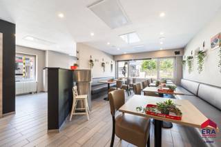 Totale prijs: €545.000 (vastgoed € 395.000 + handelsfonds € 150.000)<br /><br />Op zoek naar een unieke combinatie van <strong>wonen en ondernemen</strong>? Dit pand omvat een frituur op het gelijkvloers en een bovenliggend duplexappartement, elk met een <strong>volledig afzonderlijke ingang</strong>.
<p>De frituur beschikt over een ruimte waar klanten ter plaatse kunnen eten, een volledig ingerichte bakruimte en een aparte keuken met kookfornuis op gas. Daarnaast is er een afzonderlijke berging met koelcel, diepvries en voldoende ruimte voor stockage.</p>
<p>De aankoop van het vastgoed is gekoppeld aan de verplichte overname van de handelszaak, inclusief de aanwezige inboedel (eettafels, stoelen, friteuse, koeltoog, kassa, keukenmateriaal, koelcel, diepvries) en horeca-uitrusting. Hierdoor kan de zaak na overname meteen verder worden uitgebaat. De overname is niet inbegrepen in de vraagprijs van het vastgoed en gebeurt tegen een overnameprijs, zoals eerder vermeld in de advertentie.</p>
<p>Het bovenliggende <strong>duplexappartement</strong> beschikt over een aparte toegang en vormt hierdoor een mooi afzonderlijk woongedeelte. Het appartement is recent gerenoveerd en beschikt over een ruime leefruimte, volledig geïnstalleerde keuken, twee slaapkamers, vernieuwde badkamer en twee terrassen.</p>
<p><strong>EPC:</strong> handelsruimte label D – appartement label C (278 kWh/m²/jaar).</p>
<p><strong>Interesse?</strong> Voor meer informatie over de overname, de overnamevoorwaarden of voor een bezoek ter plaatse, contacteer ons vandaag nog via <strong>living@era.be</strong> of <strong>053 41 40 25!</strong></p>