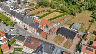 <p>Op een centrale en strategische ligging in Aspelare bevindt zich deze gezellige en<strong> karaktervolle hoeve</strong> met verrassend veel ruimte en mogelijkheden. Het pand verkeert <strong>structureel in goede staat</strong> en kan, mits renovatie, worden omgetoverd tot een uniek pareltje. Eens men via de overdekte doorgang de binnenplaats betreedt, komt het verrassende karakter van deze eigendom volledig tot zijn recht. De combinatie van de authentieke uitstraling, de<strong> talrijke opslagmogelijkheden</strong> en de gunstige ligging nabij de belangrijkste verbindingswegen richting Aalst, Ninove, Brakel en Geraardsbergen maakt van deze eigendom een bijzonder interessant geheel. Het gelijkvloers omvat een inkomhal, living, keuken, voorplaats, eetplaats en veranda. Op de verdieping bevinden zich een nachthal, vier slaapkamers en een badkamer. Via een vaste trap bereikt men de ruime zolderverdieping, waar nog bijkomende kamers of andere ruimtes kunnen worden ingericht. Een absolute troef is de ruime <strong>schuur van circa 85 m²</strong>, waarvan zowel het <strong>dakgebinte als het dak reeds werden vernieuwd</strong>. Daarnaast beschikt de hoeve over verschillende stallingen, een overdekte doorgang naar de gezellige binnenplaats en heel wat praktische opslagruimte. Achteraan bevindt zich een tuin met een aangenaam uitzicht op het omliggende groen. Ook aan het hoofdgebouw werden reeds belangrijke werken uitgevoerd: <strong>het dak werd ongeveer 15 jaar geleden vernieuwd</strong> en de ramen werden vervangen door pvc-ramen met dubbele beglazing. Een eigendom met bijzonder veel karakter, ruimte en potentieel voor wie op zoek is naar een authentieke hoeve die volledig naar eigen smaak kan worden ingericht.</p>