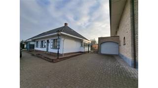 Een ruime en mooie woning bestaande op het gelijkvloers uit een woonkamer, ingerichte keuken, bureau, wasplaats, hal met ingemaakte kast,...