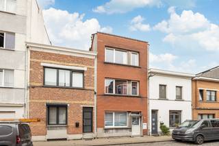 In de Amethiststraat nabij de Groenenhoek ligt deze ruime gezinswoning met stadstuin. Met restaurants, openbaar vervoer, parken,... op wandelafstand, is het hier ideaal wonen.<br /><br />De woning is grotendeels gerenoveerd in 2010 en beschikt over een bewoonbare oppervlakte van 142m². We betreden de woning via de inkomhal, dewelke toegang geeft tot de woonkamer met aansluitend een geïnstalleerde keuken. De leefruimte geeft toegang tot een aangename tuin van circa 45m².<br /><br />Via de traphal komen we terecht op de eerste verdieping die bestaat uit 2 volwaardige ruime slaapkamers van respectievelijk 17,5 en 13,5m², alsook een badkamer en een terras.<br />De tweede verdieping is een kopie van de eerste, waar zich tevens een wasruimte bevindt.<br /><br />Verder heeft de woning een ruime droge kelder van 40m².<br /><br />Troeven:<br />- Gegeerde locatie<br />- Veel lichtinval<br />- Aangename tuin<br />- 4 ruime slaapkamers<br />- Mogelijkheid tot 2 badkamers<br /><br />Interesse? contacteer ons via info@wellimmo.net of bel naar 03 225 00 68