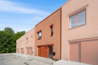 Deze moderne woning in Eilandpark biedt alles wat een gezin nodig heeft: lichtrijke leefruimtes, drie volwaardige slaapkamers en een aangename private tuin. De slimme indeling zorgt ervoor dat elke ruimte optimaal benut wordt.<br /><br />Daarnaast is er een praktische extra bergruimte met rechtstreekse toegang vanaf de straat, ideaal voor fietsen of het gemakkelijk in- en uitladen van je wagen.<br /><br />Ook op vlak van energie en comfort zit je hier helemaal goed:<br />• Warmtepomp<br />• Zonnepanelen<br />• Vloerverwarming<br />• BEN-woning (E10)<br />• Lage energiekosten<br />• 5 jaar aanzienlijke vermindering op de onroerende voorheffing<br /><br />De woning bevindt zich in een rustige, groene omgeving, op wandelafstand van de markt van Sint-Lievens-Houtem en vlak bij het vernieuwde Eilandbos.<br /><br /><strong>Een extra troef: deze woning is beschikbaar bij akte, zodat je zonder vertraging je nieuwe thuis kan betrekken.</strong><br /><br />Ontdek het volledige aanbod op www.eilandpark.be en plan vandaag nog je bezoek.