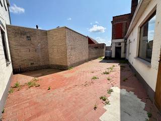 TE RENOVEREN WONING MET 3 SLPKS EN ZONNETERRASDeze te renoveren woning is verrassend ruim met maar liefst 255m² bewoonbare oppervlakte.De...