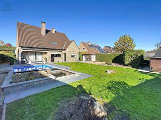 Prachtig gerenoveerde villa met 4 slaapkamers, garage en zwembadDeze volledig gerenoveerde villa biedt een perfecte combinatie van luxe, comfort en...