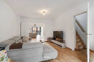 Op zoek naar een instapklare woning waar comfort en stijl hand in hand gaan? Deze prachtig gerenoveerde woning met 3 slaapkamers zal u meteen weten te charmeren.
Bij het betreden van de woning komt u in een lichtrijke leefruimte die naadloos overgaat in een moderne, volledig uitgeruste keuken. Achteraan bevindt zich een recente achterbouw, de ideale plek om extra leefruimte te creëren en te genieten van het uitzicht op de tuin.
Op de verdiepingen vindt u drie slaapkamers en een verzorgde badkamer, afgewerkt met kwaliteitsvolle materialen.
Buiten wacht een mooie, onderhoudsvriendelijke tuin met een praktische achteruitgang – perfect voor fietsen of extra toegang.
Extra troeven:
•	Grondige renovatie
•	Recente achterbouw
•	EPC-score C (energiezuinig)
•	Achteruitgang aanwezig
Kortom, de ideale woning voor wie op zoek is naar comfort, ruimte en een moderne afwerking.
Interesse? Neem snel contact op voor een bezoek!
