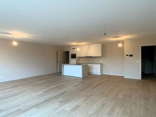 Instapklaar en zeer ruim nieuwbouwappartement met 2 slaapkamers, terras en parkeerplaats te huur in VichteIn het hart van Vichte, op wandelafstand...