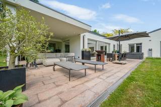 Gelegen op een rustige en residentiële locatie bevindt zich deze gelijkvloerse villa op een perceel van ca. 3.008 m².Indeling:Royale inkomhal –...