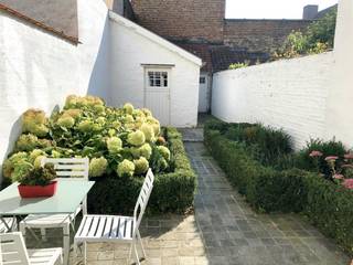 CHARMANTE TRAPGEVELWONING met 2 SLPKS &amp; TUINTJE op prachtige ligging aan de Reien. Indeling: inkomhal met gastentoilet. Gezellige leefruimte met keuken in Landelijke Stijl. ZONNIG tuintje met terras &amp; ruime berging/wasplaats. 1°V: 2 volwaardige slaapkamers en een badkamer met dubbel lavabomeubel, wc en douche. 2°V: ruime bergzolder. Cv op aardgas, epc 206 kWh/m2, uc 20231210-0001983310-RES-2. Asbestveilig. Conformiteitsattest aanwezig. Vrij vanaf 1/10/2026. 