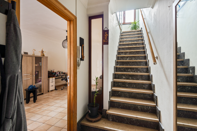 Instapklaar en gunstig gelegen rijwoning met 2 SLK &amp; koer - foto 2