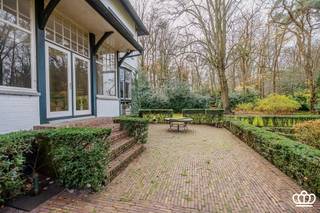 <p><span>Unieke ruime cottage villa met veel authentieke charme met o.a. 5 - 7 slaapkamers, 2 badkamers, diverse zit / eetkamers en vrijwel geheel onderkelderd (sous-terrain) op een fraai domein van 11.010 m² met aparte garage voor 3 wagens. Toplocatie nabij het centrum van Essen met winkels, scholen en treinstation in directe nabijheid. </span></p><p><span> </span></p><p><span>INDELING</span></p><p><span>Gelijkvloers<br /></span><span>Inkomhal, leefruimte onderverdeeld in een zithoek op parket met knusse erkers, open haard met authentieke schouw en lambrisering, aansluitend een eetplaats op mozaiek vloer en een tuinkamer. 2</span><span><sup>e</sup></span><span> salon (of bureel) met openhaard en inbouwasten en mooi zicht over de tuin. Leefkeuken voorzien inbouwapparatuur en gezellige eethoek.</span></p><p><span> </span></p><p><span>Eerste</span><span> </span><span>verdieping</span><span><br /></span><span>Nachthal die uitgeeft op 3 ruime slaapkamers een badkamer in marmer met ligbad, douche, toilet en lavabo en een grote dressing die eventueel perfect kan dienen als slaapkamer.</span></p><p><span> </span></p><p><span>2</span><span><sup>e</sup></span><span> verdieping / zolder</span><span><br />Nachthal met toegang tot 3 (kleinere) slaapkamers, een 2</span><span><sup>de</sup></span><span> douchekamer en een bergruimte.</span></p><p><span> </span></p><p><span>Kelder / Sous-terrain</span><span><br /></span><span>Vrijwel de gehele villa is onderkelderd en onderverdeeld in o.a. was- en voorraadruimte, CV ruimte, wijnkelder etc. Vanwege diverse kelderramen rondom geniet de verdieping nog vrij veel lichtinval.</span></p><p><span> </span></p><p><span>Tuin</span><span><br /></span><span>De villa is omgeven door een fraaie parktuin met mooie bomenstand die volledige privacy geniet. Lange oprit naar de villa en een apart garagegebouw voor 3 wagens. </span></p><p><span> </span></p><p><span>Bijzonderheden</span></p><p><span>-Prachtige cottage villa in vrijwel oorspronkelijke staat met veel charme </span></p><p><span>-Mooie authentieke elementen zoals lambrisering, schouwen, hoge plafonds, erkers, etc </span></p><p><span>-Veel ruimte: mogelijk 7 slaapkamers</span></p><p><span>-Omgeven door een fraaie parktuin met mooie bomenstand , totale privacy!</span></p><p><span>-Top ligging ( nabij winkels, scholen en station)</span></p><p><span> </span></p><p><span> </span></p>