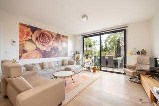 Dit instapklaar gelijkvloers appartement met privétuin en twee ondergrondse autostaanplaatsen is gelegen op een centrale locatie te Oostmalle...