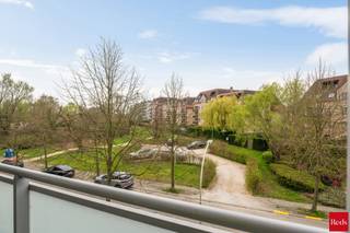 <p>We treffen dit schitterend onderhouden appartement op de rustige Grote Dries, aan de rand van de Buizegem-wijk. Het dak en de terrassen van het gebouw werden reeds gerenoveerd en in 2018 kreeg het appartement volledig nieuw schrijnwerk. Mooie documentatie: conforme elektriciteit, asbestveilig en een schitterend EPC van 126 kWh(m²jaar). Het appartement ligt op de tweede verdieping en er is geen lift, beperkte gemeenschappelijke kosten. Indeling:</p>
<p>Vanuit de ruime inkomhal kunnen we naar twee slaapkamers aan de achterzijde van het gebouw. Er is ook nog een derde kamer die bv. perfect dienst kan doen als logeerkamer, bureel, dressing of hobbykamer (geen raam naar buiten). Er is een apart toilet en de badkamer is uitgerust met een dubbele lavabo en een inloopdouche. De woonkamer (met sierhaard) biedt mooi open en groen zicht en het aansluitende terras is perfect georiënteerd op het zuidwesten. De keuken is volledig uitgerust.</p>
<p>Het appartement beschikt verder over een privatieve kelderberging en er is een gemeenschappelijke fietsenberging in het gebouw.</p>
<p>Plannen en documentatie te vinden op www.reds.be. Voor meer informatie of een bezichtiging, neem gerust contact op met Daniël via mail (daniel@reds.be) of telefoon (0475.25.30.64).</p>