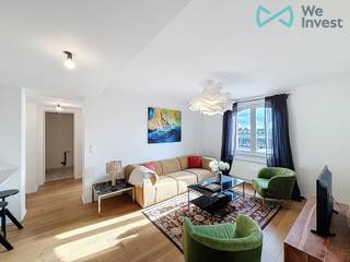 <p><em><strong>TE KOOP</strong></em> – In het hart van het prestigieuze project "Utopia By Godin", ontstaan uit de volledige renovatie van een iconisch gebouw in Brussel, ontdekt u dit prachtige gerenoveerde appartement met 3 slaapkamers (gerenoveerd in 2020).</p>
<p>Met een royale oppervlakte van ongeveer 130 m² is het pand als volgt ingedeeld: een ruime inkomhal die leidt naar een grote en lichtrijke leefruimte, bestaande uit een ruime woonkamer, een eetkamer en een volledig uitgeruste open keuken. Het appartement beschikt over 3 comfortabele slaapkamers (17, 13 en 12 m²), evenals twee moderne badkamers (douche en bad), een wasruimte en een apart toilet.</p>
<p>Comfort: Privatieve kelder; EPC C (106 kWh/m².jaar); dubbele ventilatie (VMC); houten ramen met dubbele beglazing; parketvloer; collectieve gasverwarming.</p>
<p>Prijs: vanaf € 395.000</p>
<p>Contacteer ons nu op 02 355 42 20 | 0494 28 38 88 (Taylor) en via e-mail op tubize@weinvest.be</p>