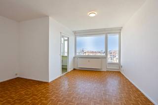 Studio (40m²) te koop in de Emile Sergijselsstraat 29, Koekelberg! Perfect als eerste thuis of investering. Je beschikt hier over alles wat je nodig hebt: een inkomhal, lichte leefruimte met een praktische slaaphoek, badkamer, keuken én een zalig terras met een prachtig uitzicht op Brussel.EPC: F-Bestemming: appartementwoongebied-onroerend goed ingeschreven op de bewaarlijst / beschermd / procedure tot inschrijving of bescherming lopende: nee-Onroerend goed gelegen in een voorkooprechtperimeter: nee-Voorkeurrecht voor de huurder: neePRE-SALE- bezoeken op zaterdag 9 mei 2026!Na het Pre-sale moment (09/05) heb je de mogelijkheid om binnen het halfuur een bod uit te brengen. Biedingen dienen onvoorwaardelijk (buiten de conventionele voorwaarden) en zonder opschortende voorwaarden uitgebracht te worden in een gesloten omslag. Een half uur na het verstrijken van het Pre-sale moment zullen alle biedingen opengemaakt worden. Elke bieder mag hierop aanwezig zijn. De eigendom kan toegekend worden aan de hoogste bieder indien de verkoper akkoord gaat met het uitgebrachte bod. Het bod dient uitgebracht te worden d.m.v. een aankoopbelofteInstelprijs PRE-SALE: 99.000 euroBESTEMMING: WoongebiedDISCLAIMER: Sommige afbeeldingen in deze presentatie zijn met AI gegenereerd om het potentieel van het pand te illustreren. Ze tonen niet de exacte, huidige staat. Aan deze beelden kunnen geen rechten worden ontleend.
