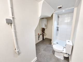 <strong>Studio met aparte kamer op goede locatie Tentoonstellingswijk</strong> <strong>vlakbij het groene Mastvest, openbaar vervoer, winkels, scholen, belangrijke in-en uitvalswegen!</strong><br /><br /><span><strong>INDELING;<br /></strong></span><br />Op de tussenverdieping van een goed onderhouden gebouw treft men 2 kamers van elks ca 20m² op laminaat. Eén kamer beschikt over een lavabo, de andere kamer over een kitchenette begrijpende een lavabo, een elektrisch kookvuur met dampkap en schuiven. De badkamer is apart en is uitgerust met een douche, een lavabo, een toilet en aansluitingen voor wasmachine en droogkast.<br /><br />Mogelijkheid om een parking te huren in het gebouw. Tuin achter het gebouw aanwezig voor de bewoners.<br /><br />Onmiddellijk beschikbaar.