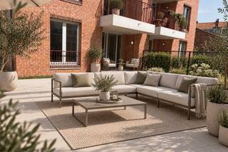 BEZOEK DIT LICHTRIJK HOEKAPPARTEMENT – 6% btw mogelijk<br /><br />Dit gezellig, eigentijds en kwalitatief afgewerkt hoekappartement is gelegen in een kleinschalige residentie met slechts zes appartementen. Het appartement beschikt over twee ruime slaapkamers en een privatief terras met open zicht. Gelegen in het binnengebied, ideaal om in alle rust te genieten.<br />Dit appartement beschikt over een lichtrijke leefruimte met open keuken en is volledig uitgerust met vloerverwarming en -koeling, aangestuurd via een individuele energiezuinige lucht/water warmtepomp. Verder is er een ingerichte badkamer, een gastentoilet en een praktische berging.<br />Dankzij de aluminium raamprofielen en de hoogwaardige thermische en akoestische isolatie geniet u hier van optimaal wooncomfort en een gunstig E-peil.<br /><br />We nodigen je uit om wonen op zijn best te ervaren. Ontdek de nieuwe ruime modelwoningen (4 slpk) en verschillende ingerichte appartementen, midden in het autovrije binnengebied. Ook de tuin, een rustige oase in de stad, wordt momenteel volop aangelegd. Ruimte, rust, licht en comfort staan deze keer centraal, precies zoals wonen in Hof Berlamuze bedoeld is.<br /><br />Dit project geniet van het verlaagde btw-tarief van 6% btw voor sloop en heropbouw, onder voorwaarden. NIEUW: niet alleen wie een Hof Berlamuze appartement of woning koopt voor eigen bewoning, maar ook investeerders (particulier of vennootschap) kunnen nu van dit gunsttarief genieten. (www.hofberlamuze.be/6btw)<br /><br />De werken zitten in een vergevorderde fase en de modelappartementen zijn klaar voor uw bezoek. Kom zelf de hoogwaardige afwerking en het wooncomfort ontdekken in deze inspirerende, nieuwe woonomgeving.<br /><br />Hof Berlamuze telt zeven stijlvolle laagbouw woongebouwen, harmonieus ingepast rond een centraal binnenhof met veel groen en rust. Het aanbod is divers: van comfortabele appartementen met 1 slaapkamer tot ruime gezinswoningen met 4 slaapkamers.<br />Hier woon je vlak bij de muziekschool en middenin het kloppende hart van Lier – waar cultuur, natuur en water samenkomen.<br /><br />Hof Berlamuze: hier zit muziek in jouw toekomst!<br /><br />Info:<br />www.hofberlamuze.be<br />Een persoonlijke afspraak?<br />www.hofberlamuze.be/maak-afspraak/ - wonen@fidesinvest.be - t 03 232 54 00<br /><br />Info? www.hofberlamuze.be. Een afspraak? www.hofberlamuze.be/maak-afspraak/ - wonen@fidesinvest.be - t 03 232 54 00.