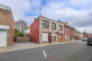 Deze halfopen woning bevindt zicht in Emelgem op een rustige ligging en toch vlakbij centrum Izegem, supermarkt, ... <br />De woning biedt - mits een grondige opfrisbeurt - heel wat mogelijkheden. Er is ruimte tot parkeren naast de woning én je beschikt ook over een zeer diepe garage waar je meerdere wagens kan stallen of kan stockeren. Bovendien heb je buiten nog een tuin. <br /><br />De woning is als volgt ingedeeld:<br />Gelijkvloers: woonkamer, ruime keuken, ruime badkamer, ruime garage met mogelijkheden<br />Eerste verdieping: 3 ruime volwaardige slaapkamers<br />Buiten: oprit én tuin<br /><br />Deze woning valt onder de renovatieplicht. 