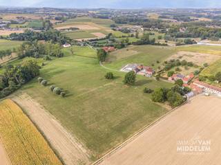 <strong>Bent u op zoek naar een eigendom met karakter, ruimte en potentieel? Dan is deze te renoveren hoeve op een prachtig geheel van +/- 8ha35a zeker iets voor u!</strong><br /><strong>De hoeve ligt in landschappelijk waardevol agrarisch gebied, weg van alle drukte en met een prachtig zicht over de aanpalende velden.</strong><br /><br />Een bijzondere troef zijn de omvangrijke, grotendeels aaneensluitende pachtvrije gronden, die samen met de hoeve en de verschillende bijgebouwen één mooi geheel vormen. Dit biedt heel wat mogelijkheden voor een agrarische of andere landelijke invulling. Ook fruit- of wijnbouw kan, gelet op de ligging in het Pajottenland, een interessante piste zijn.<br /><br />De woning (± 285 m² bruto) is als volgt ingedeeld:<br /><br />- Gelijkvloers: inkomhal, leefruimte, eetplaats, keuken, badkamer en wc;<br />- 1ste verdieping: 4 slaapkamers en bureau;<br />- Zolder: bereikbaar via vaste trap en mogelijk verder in te richten;<br />- Kelder<br /><br />Daarnaast beschikt de eigendom over verschillende grote bijgebouwen, waaronder schuren, stallen en bergingen.<br /><br />De woning is momenteel vergund als HOEVE met uitsluitend landbouwfunctie. Een functiewijziging naar eengezinswoning kan mogelijk zijn, mits het verkrijgen van de nodige vergunningen en het voldoen aan de geldende voorwaarden.<br /><br />Hoewel de woning steeds goed onderhouden werd, dient ze volledig gerenoveerd te worden om aan de huidige normen te voldoen. De renovatieplicht is van toepassing.<br /><br />Kortom, een bijzondere eigendom met tal van mogelijkheden op een prachtige landelijke ligging in het Pajottenland.<br /><br />EPC: 1029 kWh/m².jaar - Label F (UC: 3944502)<br />± 8ha35a – PACHTVRIJ<br />Vrij bij akte.