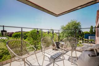 VIEW VIA IMMODAVINCI.BE<br /><br />Location<br /><br />Situated on Henri Dunantlaan in Ghent, in an easily accessible location close to the city centre, public transport and major access roads.<br /><br />Layout<br /><br />This light-filled flat, situated on the fourth floor, welcomes you with a spacious living area opening onto the south-west-facing terrace. The adjoining kitchen is practically laid out and offers all the necessary comforts.<br />The flat has three full-sized bedrooms, ideal for families, working from home or as a hobby room. The master bedroom features an en-suite bathroom and a private second terrace. There is also a second bathroom and built-in cupboard space in the night hall. The service charge amounts to 105 euros.<br /><br />Key features<br /><br />3 full-sized bedrooms<br />2 bathrooms for optimum comfort<br />2 terraces for the best possible outdoor experience<br />2 parking spaces included<br />Practical storage room<br />Central location with excellent transport links