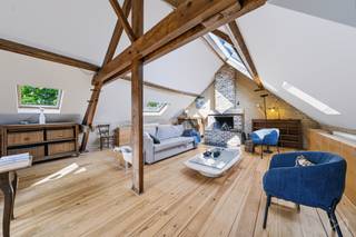 <h1><span>ATYPISCHE WONING & LOFT ±267 M² MET TERRASSEN – COLIGNON / LOUIS BERTRAND</span></h1>
<p><span>WE INVEST Bruxelles-Europe biedt u deze uitzonderlijke eigendom aan, gelegen in de gegeerde wijk </span><strong><span>Colignon – Louis Bertrand</span></strong><span> in Schaarbeek, vlak bij het Josaphatpark.</span></p>
<p><span>Dit geheel van ongeveer </span><strong><span>267 m²</span></strong><span>, ingericht in een voormalig industrieel gebouw, charmeert door zijn spectaculaire volumes, talrijke lichtkoepels, authentieke architectuur en zuidwestgerichte terrassen, waarvan één een prachtig vrij uitzicht biedt over een groen binnengebied.</span></p>
<p><span>De woning is verdeeld over verschillende niveaus:</span></p>
<p><span>• </span><strong><span>Gelijkvloers:</span></strong><span> private koetspoort in blauwe hardsteen, originele elementen, fietsenberging en mogelijkheid tot parkeren aan de voorzijde.</span><br /><span>• </span><strong><span>1e en 2e verdieping:</span></strong><span> polyvalente ruimte van ±28 m² met mezzanine, balkon op de 1e verdieping, douche en toilet.</span><br /><span>• </span><strong><span>2e verdieping:</span></strong><span> prachtige loft van ±152 m², het hart van de woning, met hangende loopbrug, vestiaire, keuken/eetkamer van ±52 m² en kathedraalvormige leefruimte van ±42 m². Authentieke bakstenen, originele dakstructuur, overvloedig natuurlijk licht en talrijke lichtkoepels. Zuidwestgericht terras van ±10 m². Grote suite/kantoorruimte van ±33 m² met dressing en doucheruimte.</span><br /><span>• </span><strong><span>3e verdieping:</span></strong><span> badkamer, wasruimte en bergruimtes.</span><br /><span>• </span><strong><span>Bovenste niveau:</span></strong><span> slaapkamer onder het dak met terras van ±7 m² en een panoramisch uitzicht van 180°.</span><br /><span>• </span><strong><span>Kelder:</span></strong><span> 2 kelders.</span></p>
<p><span>Deze unieke plek werd gecreëerd door de eigenaars, een architect en kunstenaars, en combineert met veel persoonlijkheid </span><strong><span>architectuur, loftgevoel, industriële authenticiteit en wooncomfort</span></strong><span>.</span></p>
<p><strong><span>Belangrijk:</span></strong><span> stedenbouwkundig is de eigendom geregistreerd als </span><strong><span>één eengezinswoning</span></strong><span> en kan ze niet worden opgesplitst.</span></p>
<p><span>Een zeldzame eigendom in Brussel, ideaal voor liefhebbers van lofts, architectuur, uitzonderlijke volumes, natuurlijk licht en karaktervolle woningen, in een van de meest geliefde wijken van Schaarbeek.</span></p>
<p><span>Neem contact met ons op voor het volledige dossier of om een bezoek te organiseren.</span><br /><span>📞 </span><strong><span>Frédéric Top – +32 472 34 44 08</span></strong><br /><span>📧 </span><strong><span>frederic.top@weinvest.be</span></strong></p>